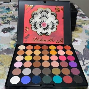 Eyeshadow palette + lashes bundle